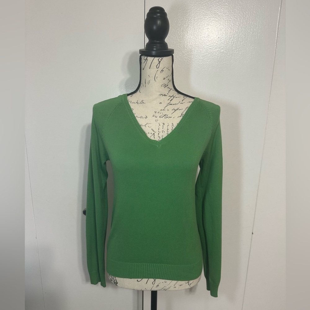 Zara Women's V-Neck Sweater in Vibrant Green
